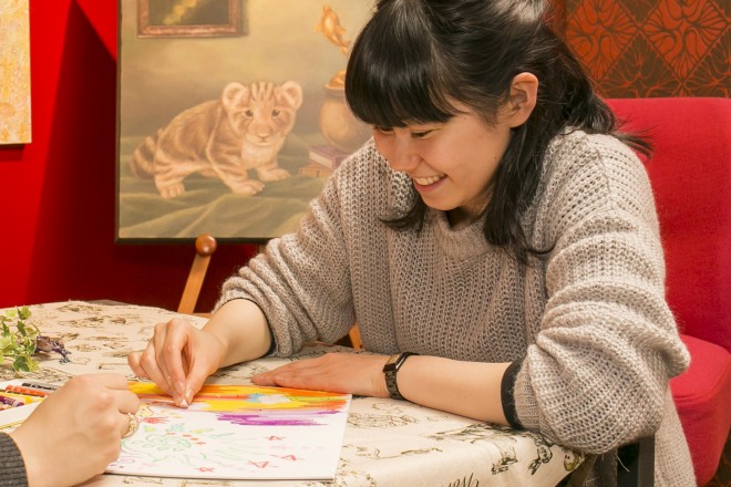 リサさんは、美術学校を卒業後、バイトしながら絵を描く生活。