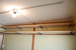 北側部屋　吊り棚_403
