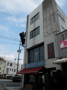 ビルになにかいる！？