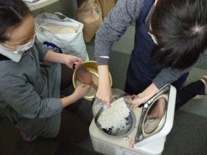 餅つき機へ、もち米投入！