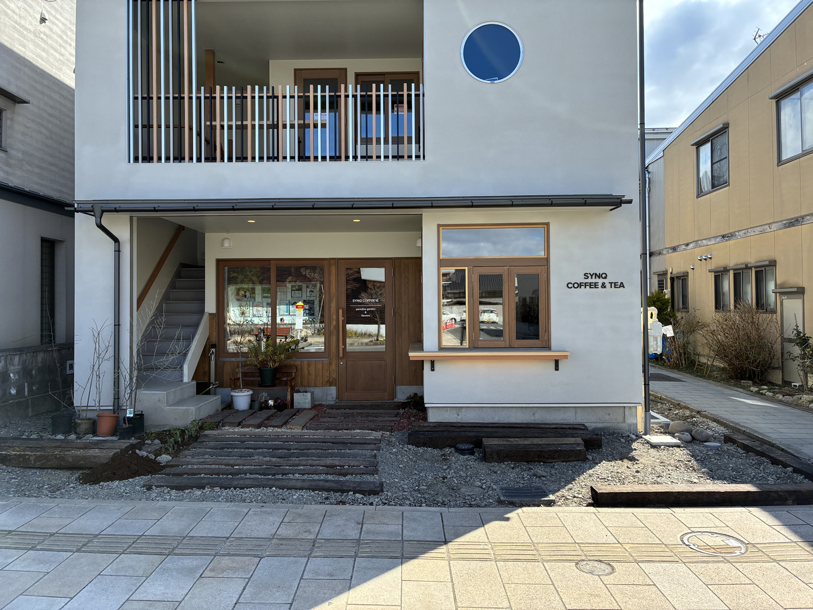 カフェ SYNQ COFFEE & TEA 様の看板施工させていただきました！