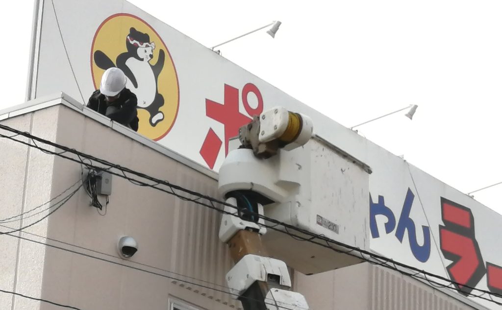 【看板点検・メンテナンス施工事例】信陽食品株式会社様｜屋上看板の鉄骨のサビを補修し、安全性と耐久性を維持