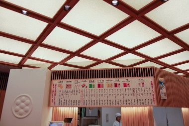 店内中央カウンター上のメニュー表