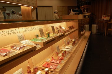 四季折々の息遣いが感じられる店内